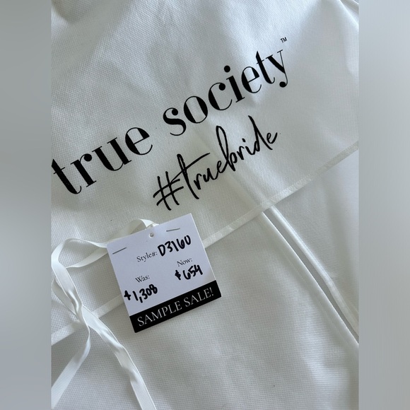 Modest sheath wedding dress with keyhole back - Picture 12 of 13